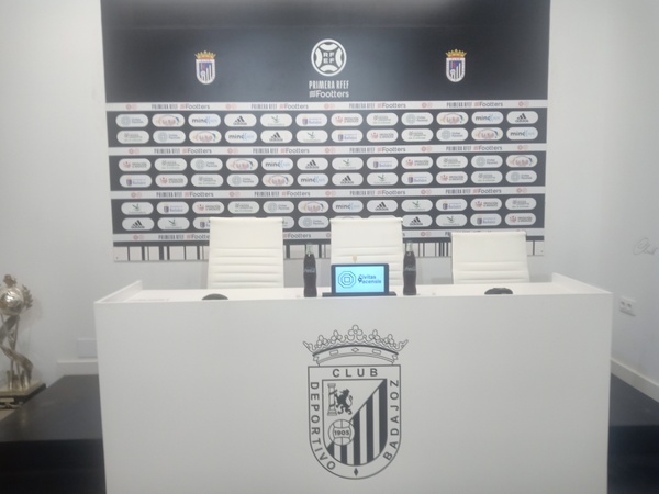 Así hemos contado la comparecencia de Luis Oliver en Badajoz