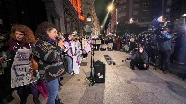Ya en el Ayuntamiento de Santander, las Asambleas Feministas de Cantabria y la Comisión 8 de marzo han leído el manifiesto. “Es urgente seguir gritando por nosotras, las que percibíos pensiones injustas, vidas enteras hemos decididos. Sostener la vida de otros”.