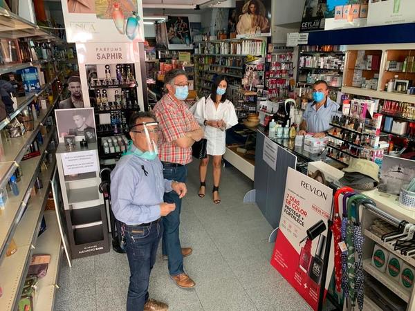 Otra imagen de la visita de la directora general de Comercio y Consumo, Odette Álvarez, a los comercios de Los Corrales de Buelna. A continuación, se desplazará hasta Reinosa para recorrer la zona comercial