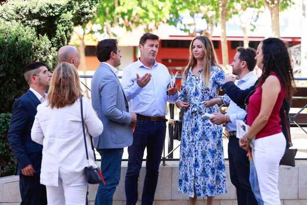 El equipo de Vox, en su visita a El Palo esta mañana. MARILÚ BÁEZ
