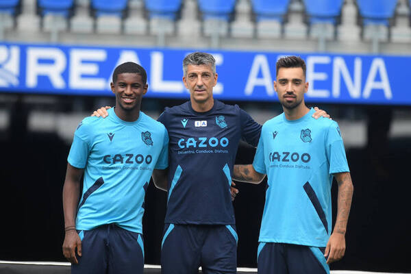 Imanol Alguacil flanqueado por los dos fichajes: Ali Cho y Brais Méndez. /Foto: Jose Mari López