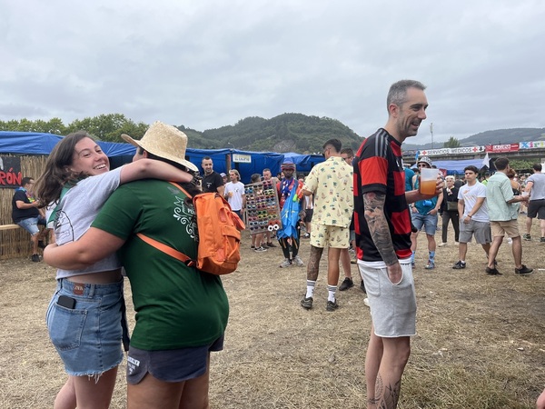 El ambiente se mantiene tranquilo, pero poco a poco van llegando los romeros.