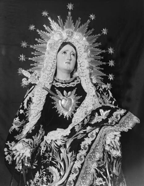 La Virgen de los Dolores de Servitas, ataviada con su terno bordado. Foto: Fondo Bienvenido-Arenas. Archivo Histórico CTI-UMA