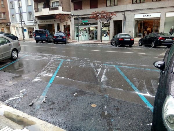 Las nevada tiene efectos curiosos: muchos menos coches... y mucho sitio para aparcar en el centro