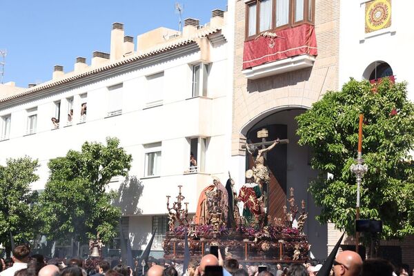 Momento de la salida del Cristo de las Penas de Salesianos. L. M. Gómez Pozo