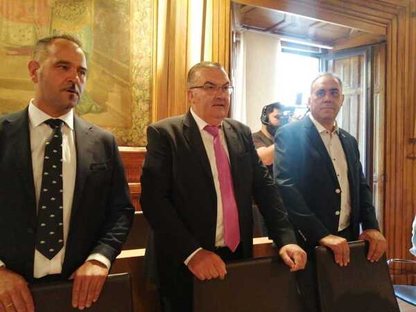 Los tres diputados de UPL en el salón de plenos del Palacio de los Guzmanes