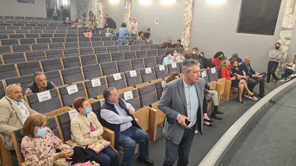 Una veintena de personas están siguiendo el recuentro &amp;#039;en vivo&amp;#039;. Y es que el PSOE se juega mucho en estas seis urnas y en estos más de 600 votos.