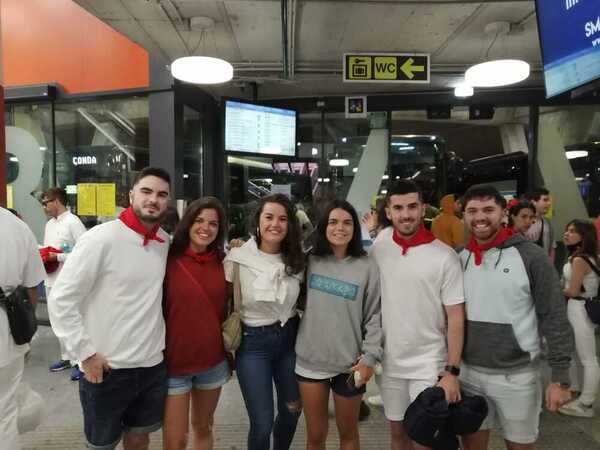 Otra cuadrilla de jóvenes donostiarras ha madrugado para llegar al chupinazo. Desde primera hora vestidos de blanco y con el pañuelo al cuello, aunque la tradición manda que este último no se ponga hasta que suene el cohete. Pero pueden más las ganas. Regresarán mañana por la mañana después de un día de fiesta y diversión.