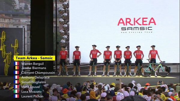 Bilbao recibe al Tour con xirimiri, txapelas e irrintzis