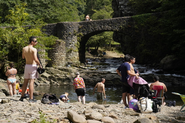 Muchos han optado por un baño en el Leitzaran en Andoain para refrescarse del calor. Foto: Lobo Altuna