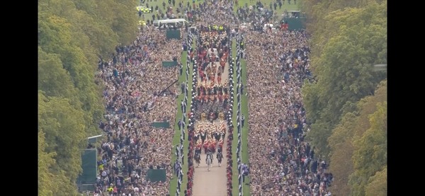 El féretro de Isabel II se acerca al castillo de Windsor, acompañado por un gran cortejo.