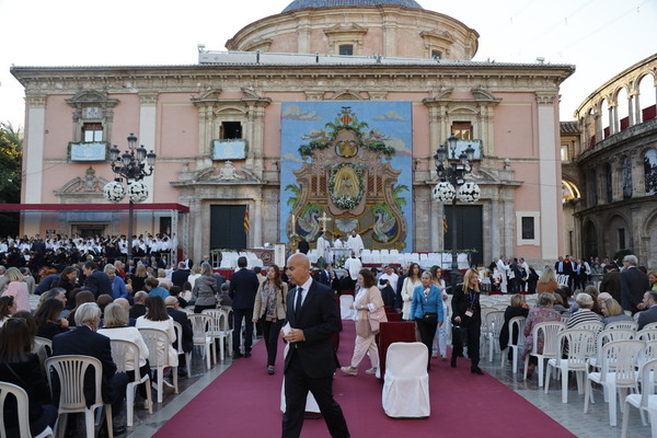 Todo preparado ya para que comienza la solemne misa.