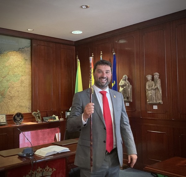 El alcalde de Valdés, Óscar Pérez, con el bastón de mando