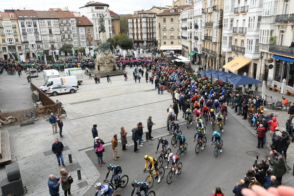 El pelotón ha recorrido los primeros metros de la Itzulia por las calles de Vitoria. Imagen de la salida neutralizada. (Firma: Karlis).