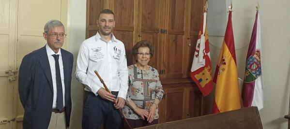 Rafael Pérez con los otros dos concejales de Gatón de Campos. Fotografía de Miguel García Marbán