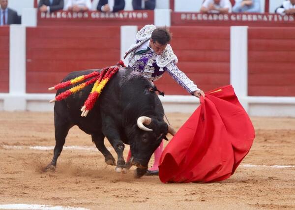 Natural de El Juli al primero de Daniel Ruiz