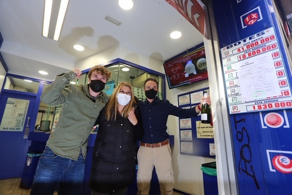 Los responsables de Narrica celebran la serie del quinto premio que han vendido. Foto: Arizmendi