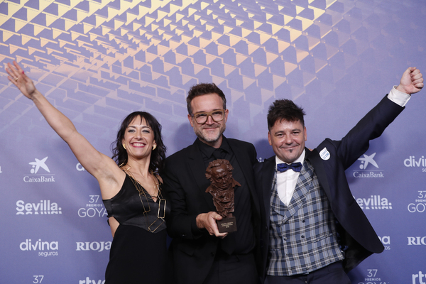 Los directores Amaia Remírez y Raúl de la Fuente (D), entre otros, posan con el Goya al mejor corto de documental por su película "Maldita. A Love Song to Sarajevo"