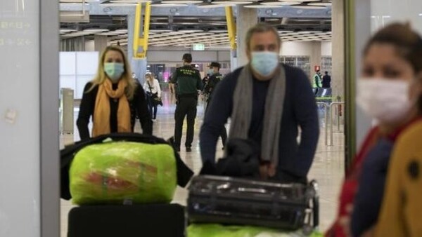 Madrid sufre cada semana un brote de Covid por viajeros que entran por el aeropuerto de Barajas