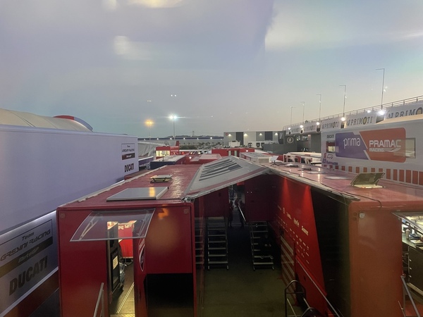 DIRECTO | La afición valenciana invade la pista para aclamar a Bagnaia