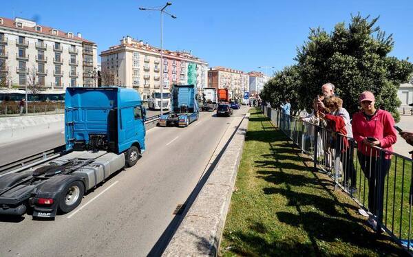 Así les hemos contado el minuto a minuto de la marcha lenta de 400 camiones desde Raos a Santander