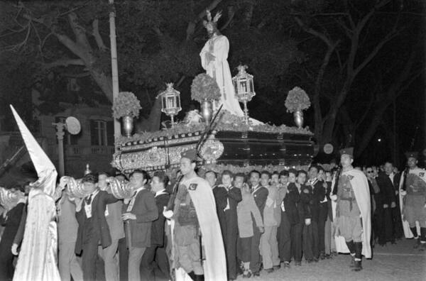 Jesús Cautivo estrenando la primera fase del trono. (Fondo Bienvenido-Arenas. CTI Universidad de Málaga)