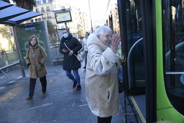 Fe Fernández en una parada de DBus en el Boulevard donostiarra. /Foto: Jose Mari López