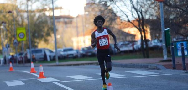 En directo: El alfareño Nacho García gana la Media Maratón