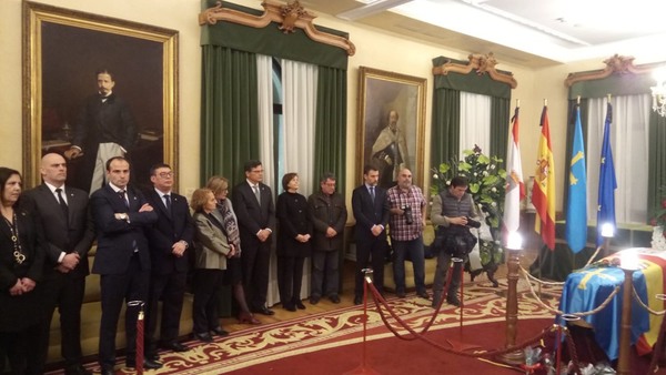 Silencio en el cierre de la capilla ardiente de Vicente Álvarez Areces en el Ayuntamiento de Gijón