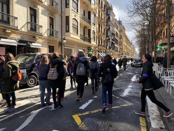 Poco a poco las participantes en la concentración del Boulevard de Donostia abandonan la zona, una vez concluídos los discursos. /Ainhoa Múgica