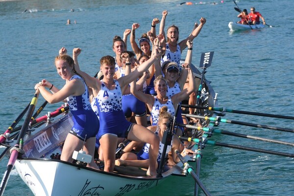 Las remeras de Arraun Lagunak celebran emocionadas la victoria. Foto: José Mari López