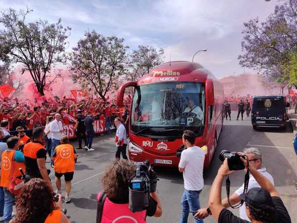 Llega el autobús del Real Murcia | Nacho García / AGM
