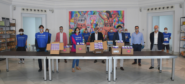 Foto de familia en el acto de entrega de conservas al banco de alimentos, todos con las mascarillas de Okuda. Están: Luca Zidane (hijo de Zinedine Zidane), Kitoko, Tuto Sañudo (Presidente de Honor), Gema Igual (Alcaldesa), Jaime González (Presidente de El Puerto de Santander), Francisco Del Pozo (Presidente Banco de Alimentos), Enrique Valle (Gerente Arlequín) y Juan Valle (Departamento Comercial de Arlequín)