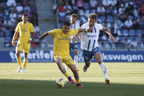 Segunda parte en juego con 3-0 para el Tenerife en el derbi canario