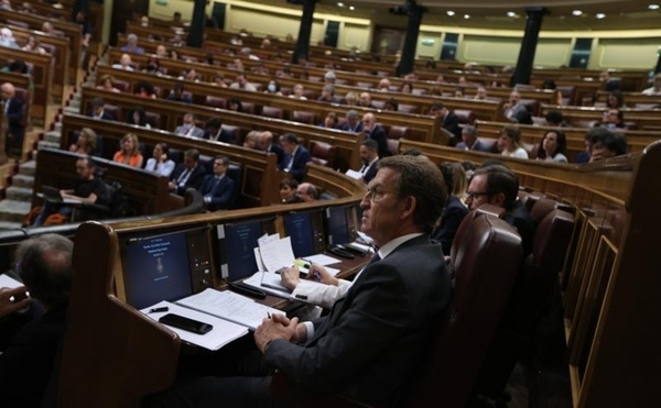 Feijóo alerta de la repercusión de los nuevos impuestos en los clientes de bancos y energéticas