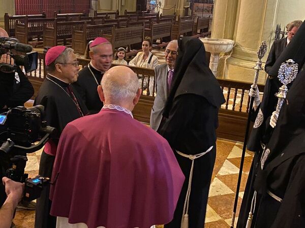 Momento en el que el nuncio y el obispo reciben a la cofradía en la Catedral. Foto: SUR