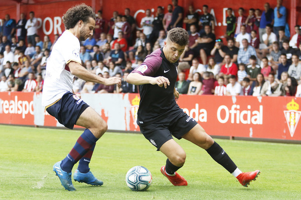 El rojiblanco Nacho Méndez intenta regatear a un jugador fabril. FOTO: Juan Carlos Tuero
