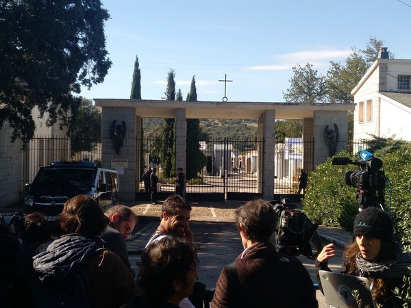 Las puertas del cementerio de Mingorrubio siguen cerradas, a la espera que llegue el helicóptero que porta los restos de Franco. Todo está preparado.
