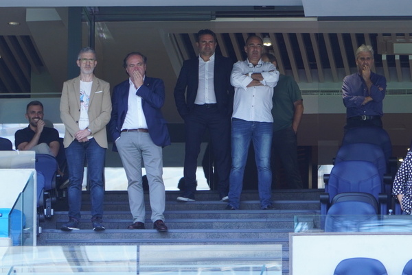 Jokin Aperribay y el director deportivo del club, Roberto Olabe, han seguido la presentación en el Reale Arena.