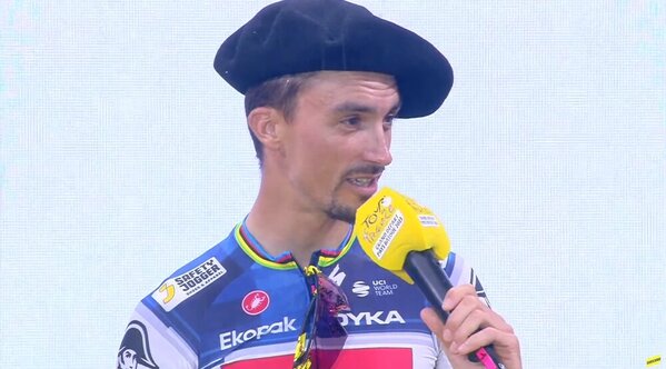 Bilbao recibe al Tour con xirimiri, txapelas e irrintzis