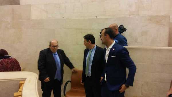 Jesús Oria, consejero de Medio Natural, José Gochicoa, consejero de Obras Públcias, y Javier López Estrada, alcalde de Torrelavega a su llegada al Parlamento