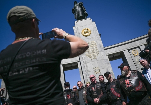 Los Lobos de la Noche de Putin recorren Berlín en una «marcha de la victoria»