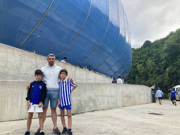 Iñaki Colina y sus hijos, Julen y Ekaitz, se han acercado esta mañana al entrenamiento a puerta abierta como “un buen plan de familia” para los niños. Para Iñaki la prioridad es mantener el nivel competitivo mostrado la temporada pasada y mantener siempre “los pies en la tierra”.