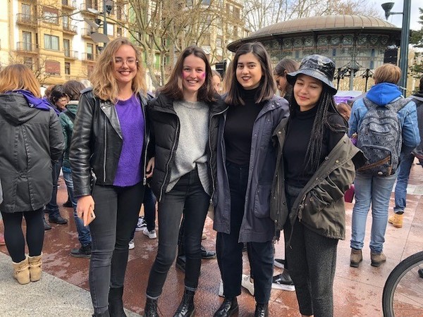 Este grupo de universitarias, ex alumnas del instituto Peñaflorida, han acudido a la concentración de Donostia “porque creemos que es una buena oportunidad para defender nuestros derechos; por eso hemos secundado la huelga". /Ainhoa Múgica