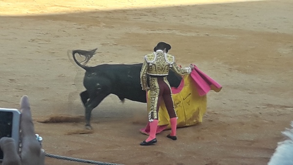 Gijón enloquece con Morante y pierde el norte con El Juli