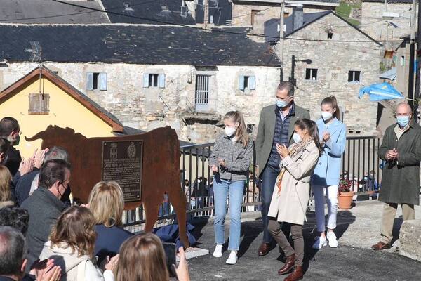 La Familia Real, tras descubrir la placa conmemorativa del Premio Pueblo Ejemplar de Asturias a Santa María del Puerto. Foto: Damián Arienza