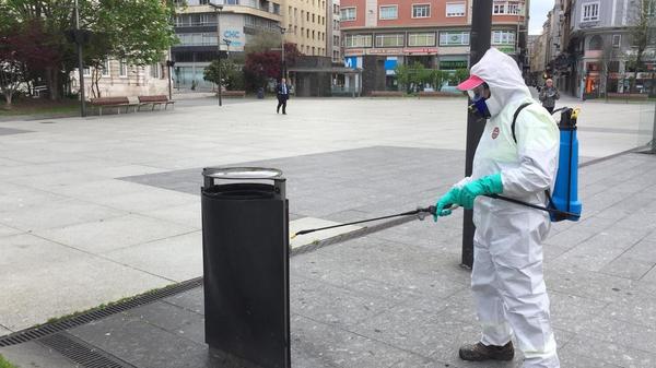 Tareas de limpieza en la plaza del Ayuntamiento de Santander. Foto: José Carlos Rojo