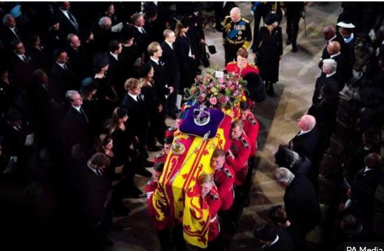 La monarca fallecida es trasladada, tras el servicio religioso a la bóveda real (BBC)