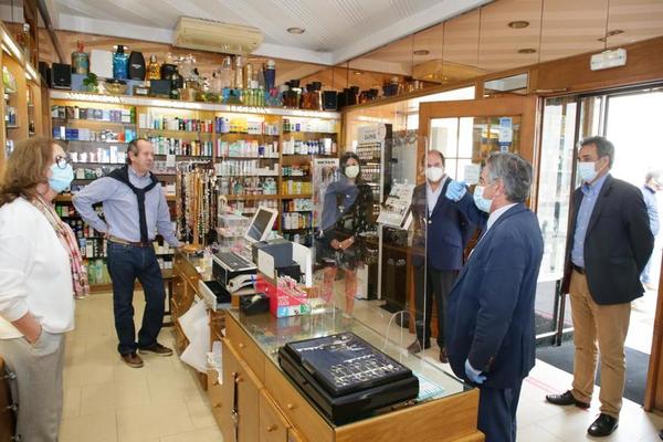 El presidente de Cantabria, Miguel Ángel Revilla, ha visitado esta mañana una perfumería del centro de Santander, entre otros comercios