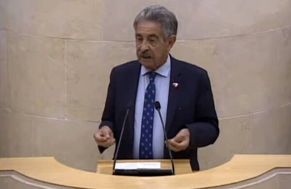 Miguel Ángel Revilla, este viernes en el Parlamento. Foto: Daniel Pedriza.